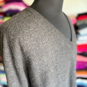 Elegant Charcoal Gray V-Neck Cashmere Sweater, CC Courtenay, L. Nice Condition.